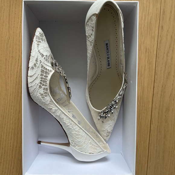 MANOLO BLAHNIK | EU 40
NADIRA WHITE LACE 90 CRYSTAL-EMBELLISHED PUMPS | BRIDAL - Picture 1 of 9